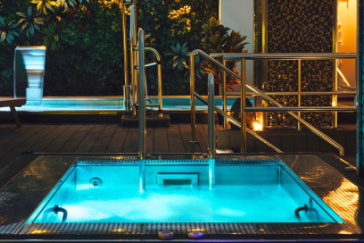 Grupo de amigas disfrutando de una experiencia relajante en una despedida de soltera en Sevilla